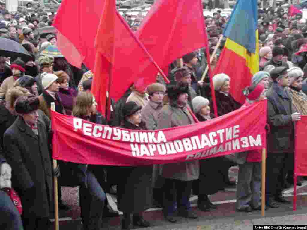 Noiembrie 2002, miting cu ocazia zilei revoluţiei socialiste din octombrie