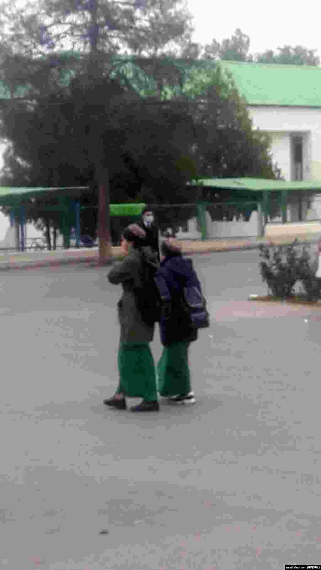 Aşgabat. Okuwçy gyzlar. Dekabr, 2020.