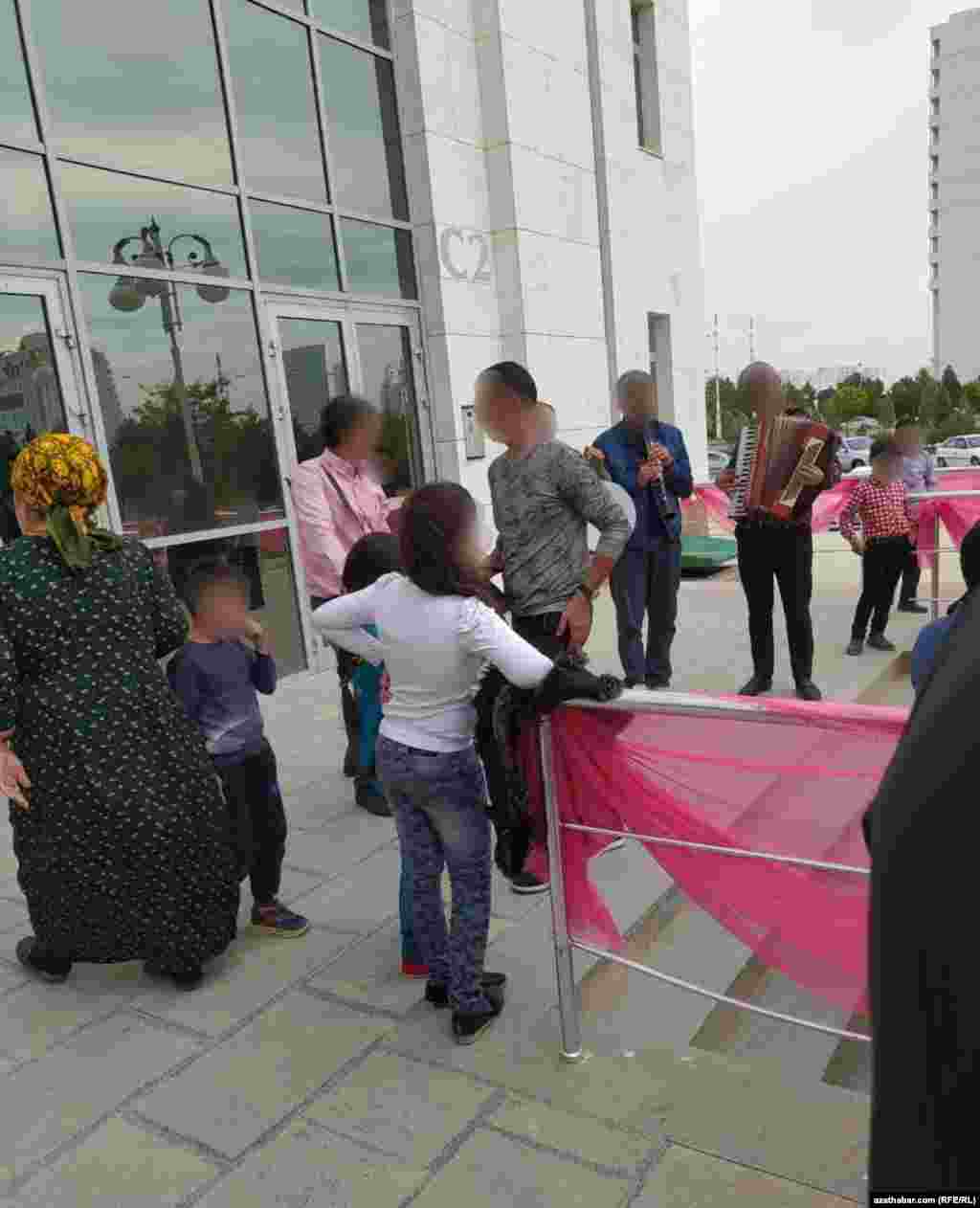 COVID-19 pandemiýasy bilen baglanyşykly çäklendirmelere garamazdan, Türkmenistanda toý-dabaralar tutulýar. Aşgabat, 2020-nji ýylyň oktýabr aýy.