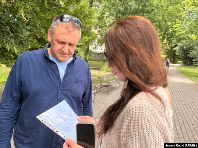 Bashkëshorti i Olgës, Stanislav Suslov, thotë se nuk mund të ndihet i qetë derisa të gjithë anëtarët e familjes së tij të kenë shtetësi serbe. Novi Sad, 12 qershor 2026.