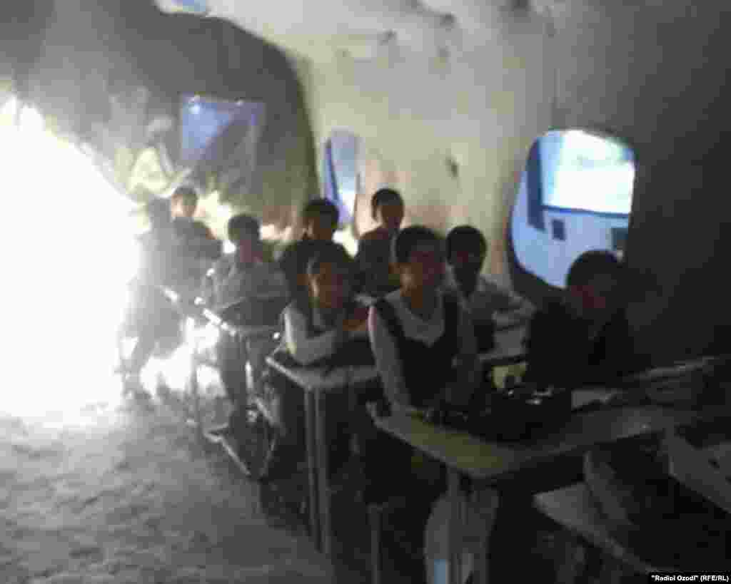 Хаймаҳо низ се сол пеш ба хотири пешгирӣ аз ягон &nbsp;фоҷеъа бунёд шуданд. Аммо он замон касе бовар надошт, ки як тадбири муваққатӣ ба солҳо мекашад. Аксҳо: Мӯъмин Аҳмадӣ, Радиои Озодӣ, Кӯлоб