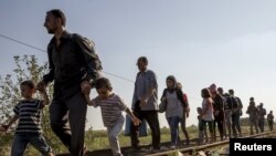 Толпы мигрантов c Ближнего Востока и из Африки бредут по землям Сербии в попытках добраться хотя бы до Венгрии. 3 сентября