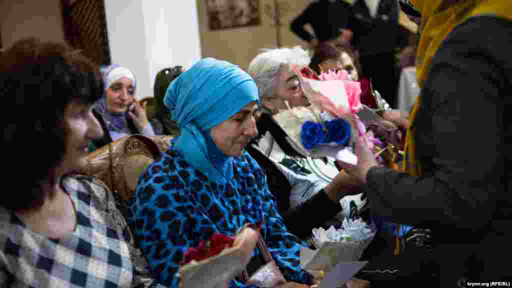 Rusiye zapt etken qırımtatarlarnıñ soylarına, kelecek Ramazan ayınen hayırlap, otkrıtka ve kâğıtlı çeçek bağışladılar