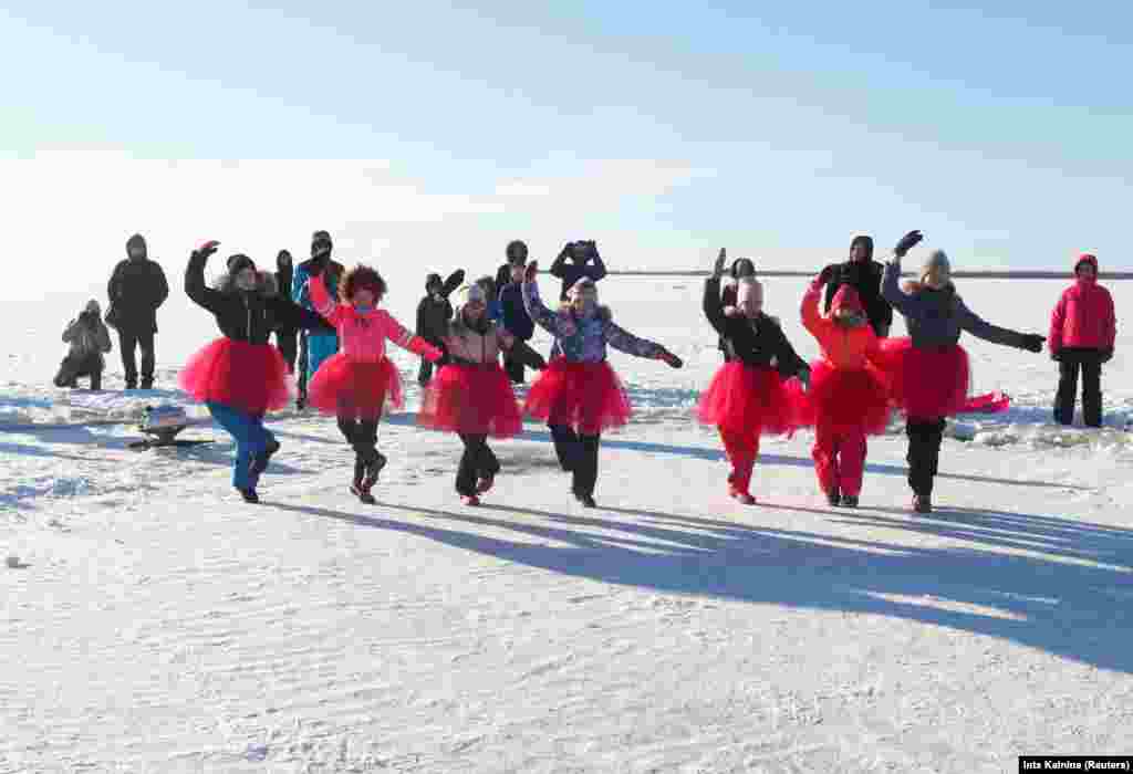 Egy helyi balettcsoport növendékei táncolnak a jégen egy Valentin napi ünnepségen Észtországban.
