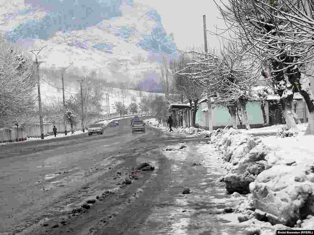 Калың кардан жолдор тайгактап, айдочуларга кыйынчылык туулду. - Kyrgyzstan -- Heavy Snow In Osh, 25Feb2011