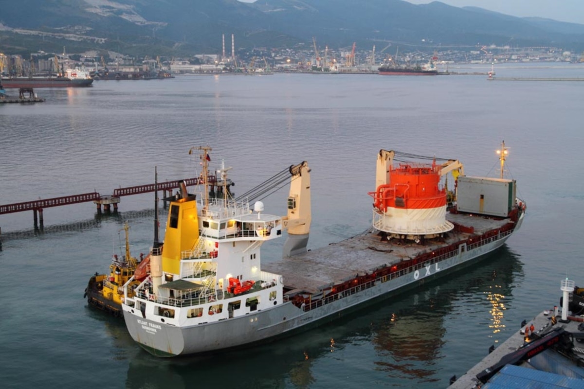 Terminal for loading oil at sea, illustrative photo