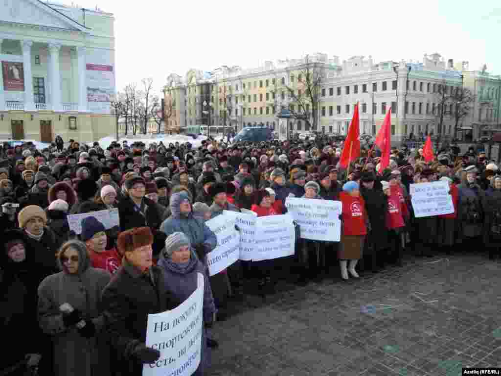 9 гыйнварда Казанда пенсионерларга транспортта йөрү ташламасын кайтаруны таләп иткән митинг узды. Ирек мәйданында үткән җыенда меңнән артык кеше катнашты.