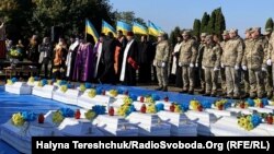 Поховання 29 жертв сталінського режиму 1941 року. Місто Дубно, Рівненщина, 8 жовтня 2019 року