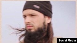 Мужчина, возможно являющийся гражданином Франции, на видео группировки "Исламское государство". 