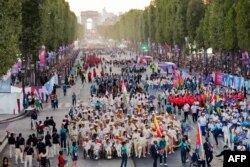 Sportivii paralimpici, în parada de pe Champs Elysees, 28 august.