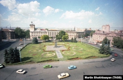 Биік өкшелі туфли, бюстгалтер, трусиктер және шұлықтар бейнеленген онлайн порно