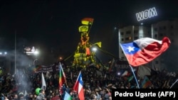 Уличные празднества в Сантьяго, Чили. Вечер 25 октября 2020 года
