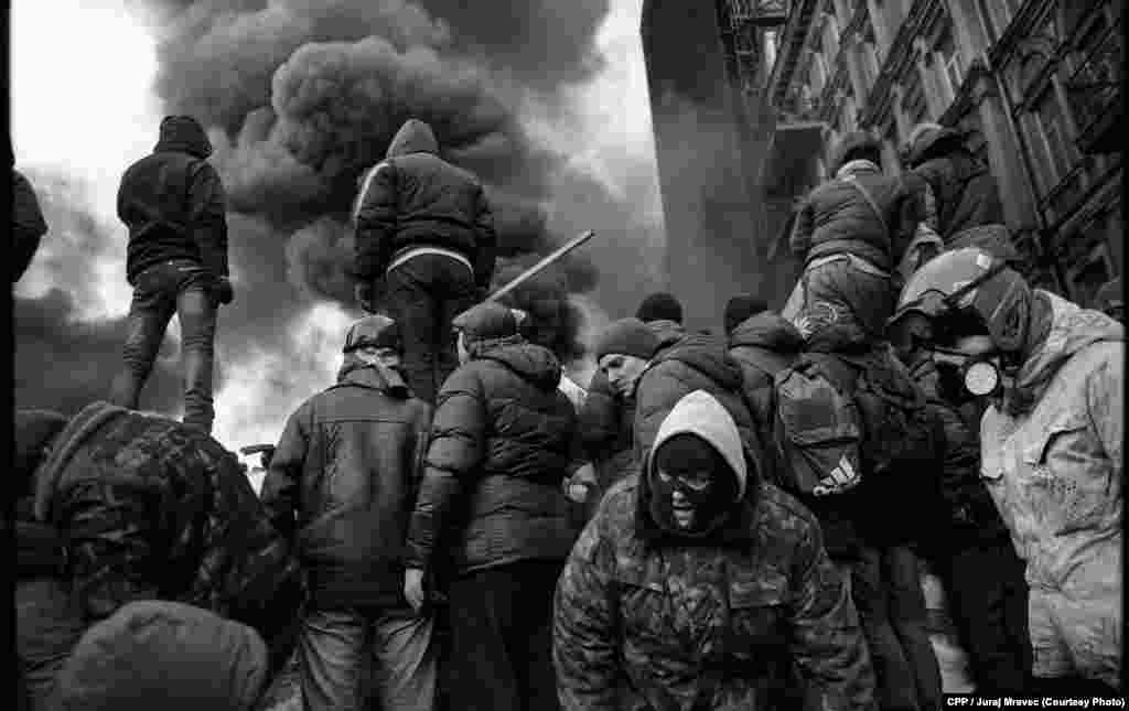 Second Prize, General News:&nbsp;Protesters on the barricades in Kyiv, Ukraine. (Juraj Mravec) 