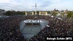 Nagyméretű szívet formálnak a civil szervezetek átláthatóságáról szóló törvényjavaslat ellen szervezett civil tüntetés résztvevői a fővárosi Hősök terén 2017. április 12-én