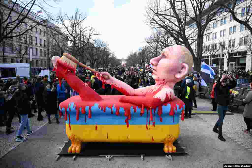 A depiction of Putin bathing in Ukrainian blood in front of the Russian Embassy in Berlin in March 2024