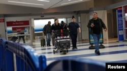 یوشمېر مساپر د امریکا د نیو یارک له جان اېف کینېډي هوايي ډګره بهر وځي - انځور له ارشیفه. 