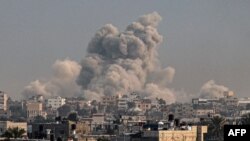 Explozii puternice în orașul Khan Yunis în timpul bombardamentelor israeliene. 15 ianuarie 2024.