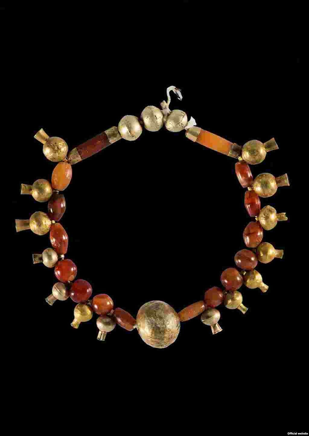 Colier, Marlik c. 1000 î.e.n. Carnelian, aur