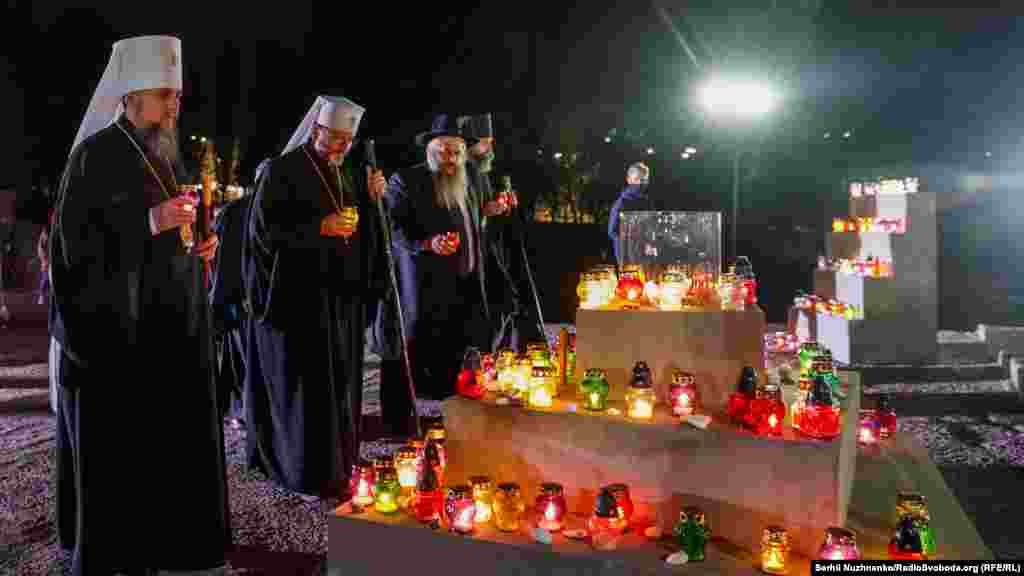 Священослужителі ставляють лампадки біля пам&rsquo;ятника киянам і військовополоненим, розстріляним у Бабиному Яру