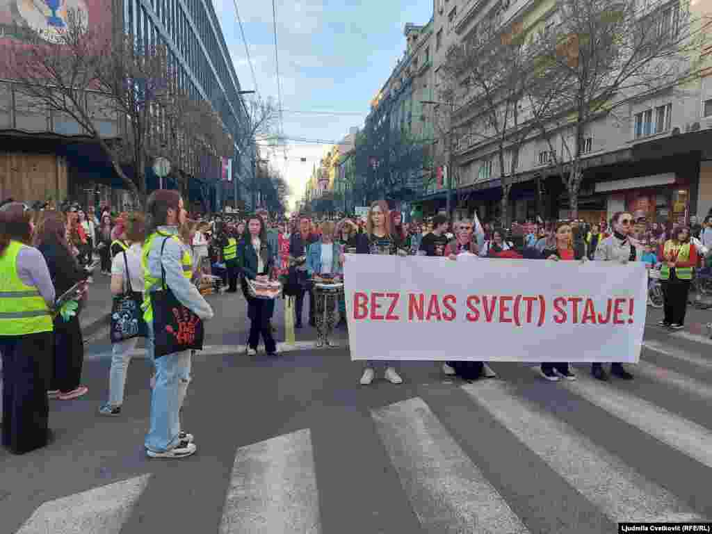 Kod SKC-a održano je 16 minuta tišine, 15 za poginule u padu nadstrešnice u Novom Sadu i minut ćutanja u čast Borke Vasić, aktivistinje za prava Romkinja, koja je preminula u februaru.