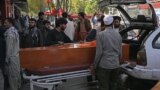 Родственники загружают гроб жертвы взрыва, совершённого смертником, в результате которого погибли десятки людей возле аэропорта Кабула в августе 2021 года. Ответственность за нападение взяла на себя группировка боевиков «Исламское государство» — «Хорасан»