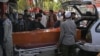 Роднини товарят ковчега на жертва на самоубийствени атентати, които убиха десетки хора пред летището в Кабул през август 2021 г. Отговорността беше поета от "Ислямска държава-Хорасан".