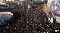 İranın Ali lideri Əli Xameneinin öldürülməsindən sonra Tehranda izdiham