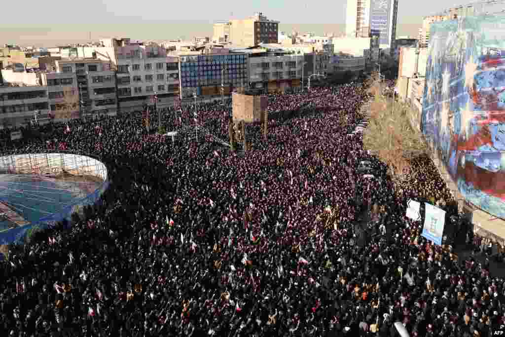 نمایی از تجمع عزاداران در تهران پس از حملات مشترک آمریکا و اسرائیل. 