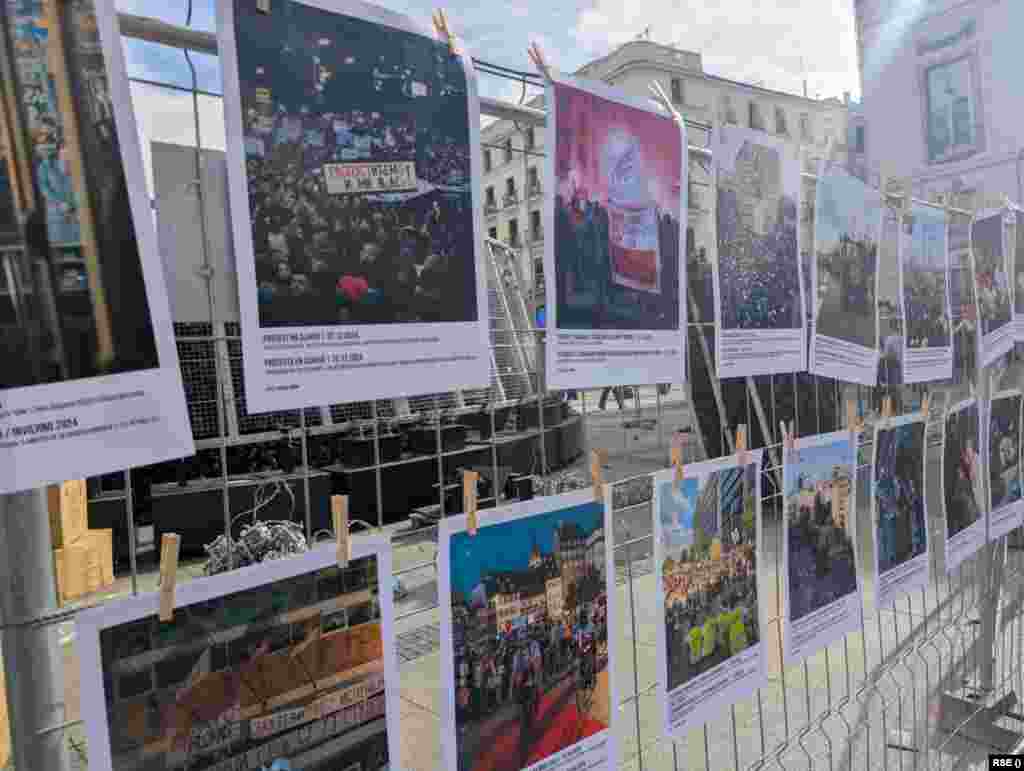 Fotografije sa protesta i skupova u Srbiji u proteklih godinu dana na komemorativnom skupu u Madridu, koji je organizovala srpska dijaspora, 1. novembar 2025.