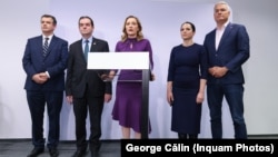 Eugen Tomac (primul din stânga) s-a implicat în alegerile prezidențiale din România din toamna anului 2024 de partea candidatei USR Elena Lasconi (centru). Alegerile s-au repetat până la urmă, după ce ultranaționalistul Călin Georgescu a câștigat primul tur.