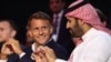 محمد بن‌سلمان (راست)، ولیعهد عربستان سعودی، و امانوئل مکرون، رئیس‌جمهور فرانسه