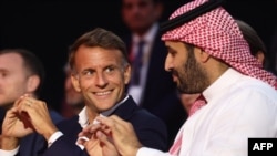 محمد بن‌سلمان (راست)، ولیعهد عربستان سعودی، و امانوئل مکرون، رئیس‌جمهور فرانسه