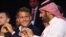 محمد بن‌سلمان (راست)، ولیعهد عربستان سعودی، و امانوئل مکرون، رئیس‌جمهور فرانسه