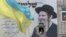 Прочанин-хасид визирає з вікна житлового будинку під час святкування Рош-га-Шана, Умань, Черкаська область, 3 жовтня 2016 року