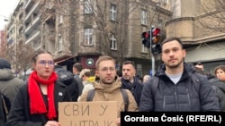 Studenti Aleta Ćaćić (levo) i Stevan Zdravković (desno) na blokadi saobraćaja u okviru petnaestominutne tišine ispred zgrade Radio-televizije Srbije u Beogradu, 9. decembra 2024.