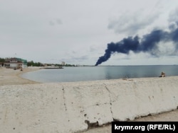 Dim iz naftnog skladišta u Feodosji na Krimu nakon napada dronovima, Ukrajina, 30. maj 2026.