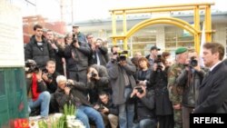  Polaganje cvijeća na mjesto stradanja na Markalama, 5. februar 2009.