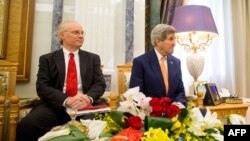 تیم لندرکینگ (نفر سمت چپ) همرا با جان کری، وزیر خارجه سابق آمریکا