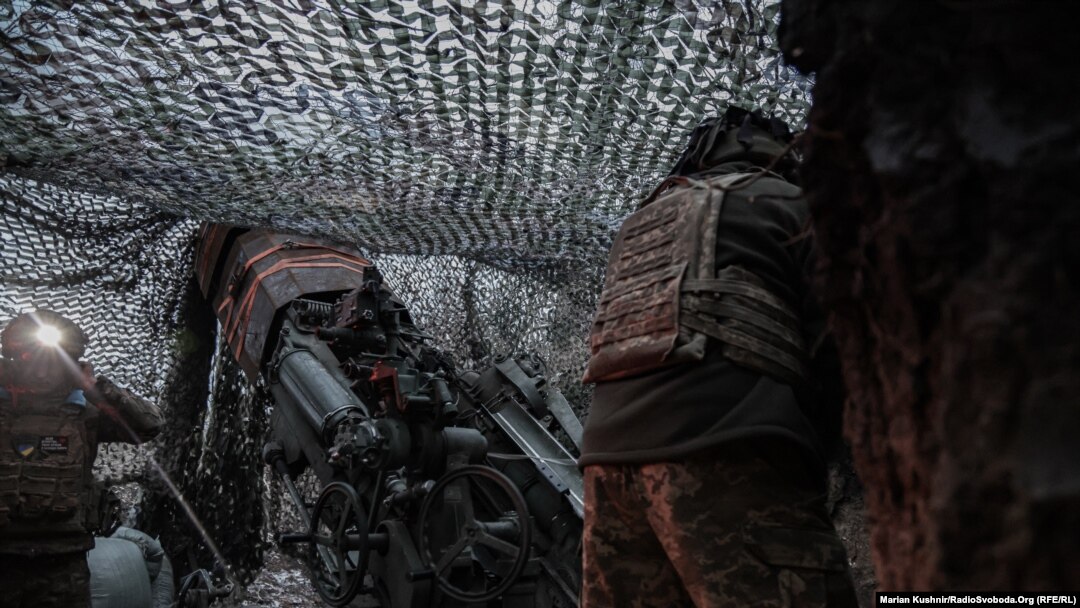 Soldați ucraineni manevrează un obuzier M777, de producție americană