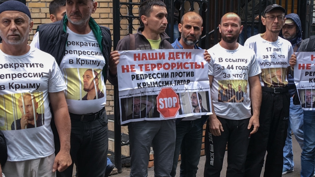 русские малолетки . Крымские татары на Красной площади