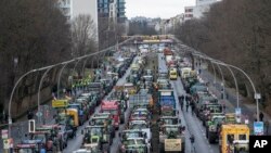 Bujqit i parkojnë traktorët e tyre në qarkun qeveritar në Berlin, për të protestuar kundër rritjes së tatimit në bujqësi, 15 janar 2024.