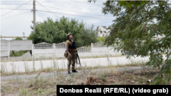 Поліцейський Максим вдивляється в небо і намагається побачити російський безпілотник