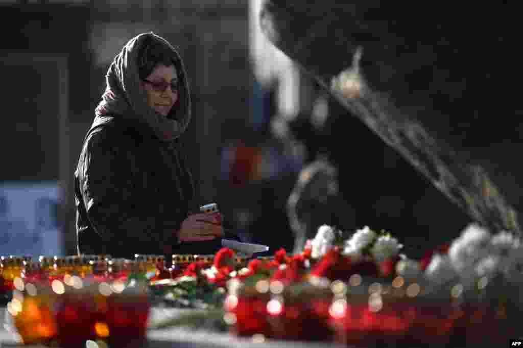 Moscoviţii comemorează victimele represiunilor staliniste, în piaţa Lubyanka din capitala Rusiei