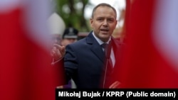 За словами Навроцького, 8 червня відбудеться засідання капітули ордена, і він пропонує включити до порядку денного питання про позбавлення Зеленського найстарішої і найвищої державної нагороди Польщі