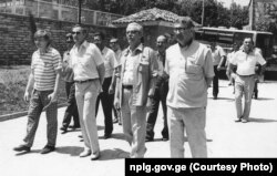 ელდარ შენგელია (მარჯვნიდან პირველი) და ანატოლი სობჩაკი (მარცხნიდან მეორე) ნატო ვაჩნაძის მუზეუმში, გურჯაანში. 1989 წ