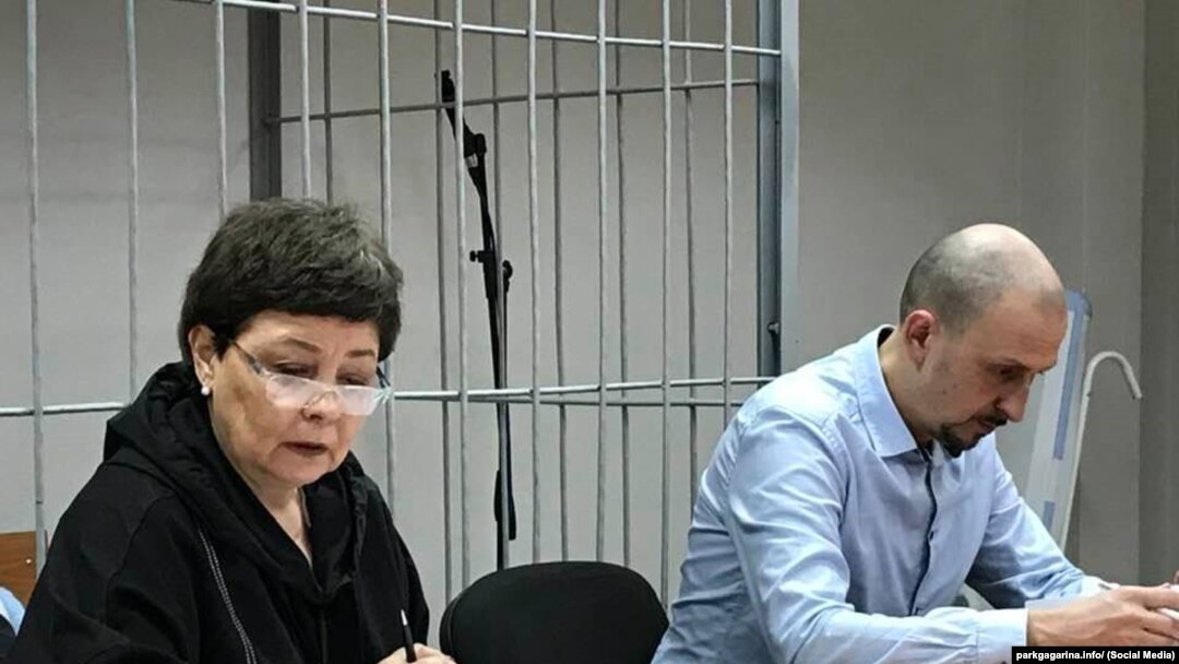 Директор АНО "Издательство "Парк Гагарина" Юлия Илларионова и адвокат международной правозащитной организации "Агора" Станислав Селезнев в зале суда