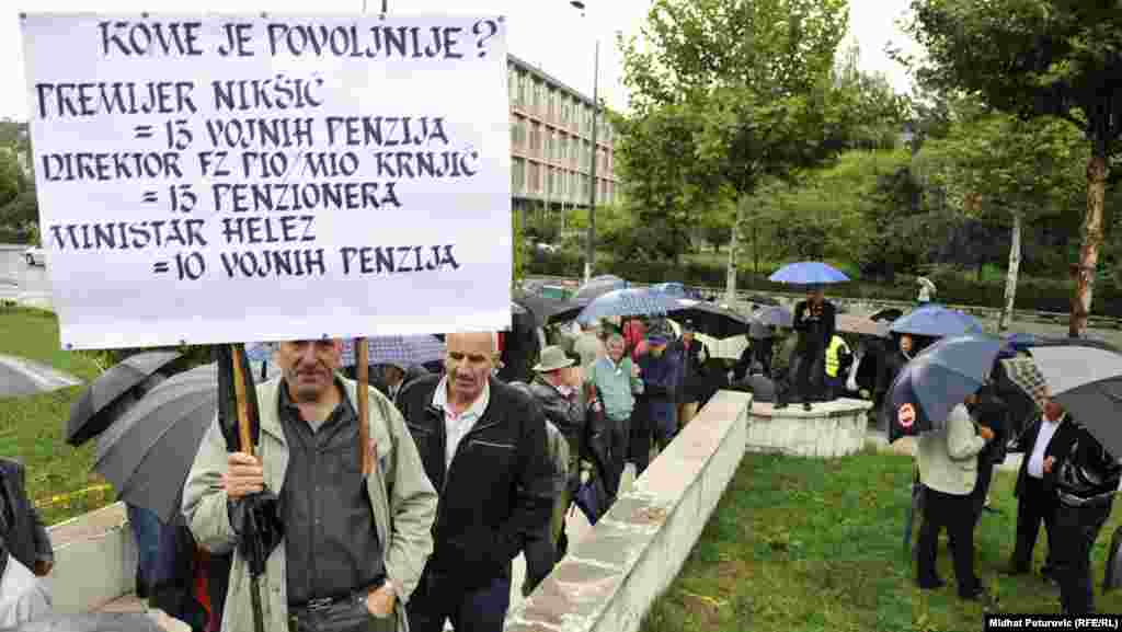 BiH - Ispred zgrade federalne vlade u Sarajevu protestirali su penzionisani vojnici, nezadovoljni svojim položajem u duštvu,20.09.2012. Foto: RSE / Midhat Poturović
