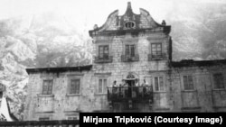 Porodica Tripković na terasi palate u 19. veku, Dobrota, Crna Gora