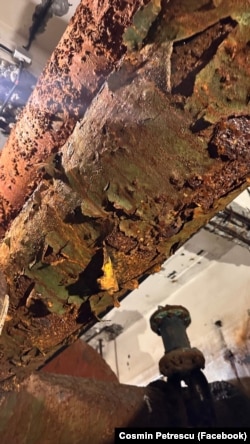 Conductele din rețeaua stației de tratare de la Cerbureni.