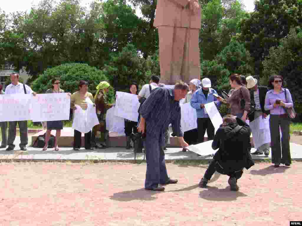 Элүүгө чукул адам Максим Горький атындагы аянтка чогулду. - Kyrgyzstan - Picket in Support Of Radio Azattyk. 18May2009